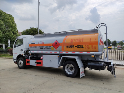 小盟配送國六東風8.5方加油車 高效與品質兼?zhèn)涞默F(xiàn)車批發(fā)利器